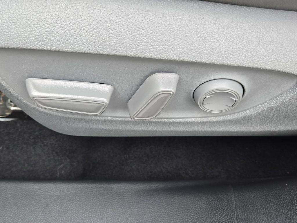 used 2022 Toyota Highlander Hybrid car, priced at $31,000