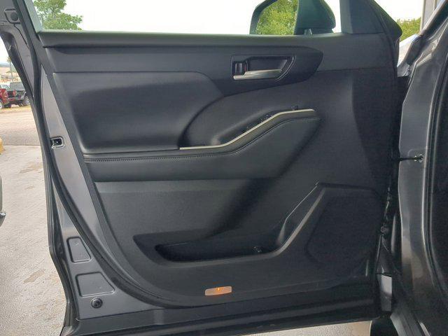 used 2022 Toyota Highlander car, priced at $36,897