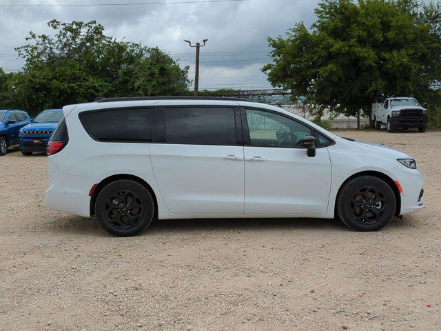 new 2024 Chrysler Pacifica Hybrid car, priced at $48,032