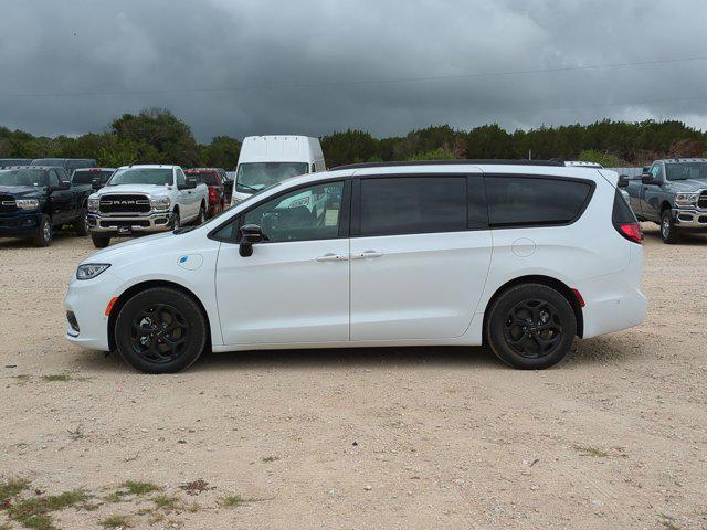 new 2024 Chrysler Pacifica Hybrid car, priced at $48,032