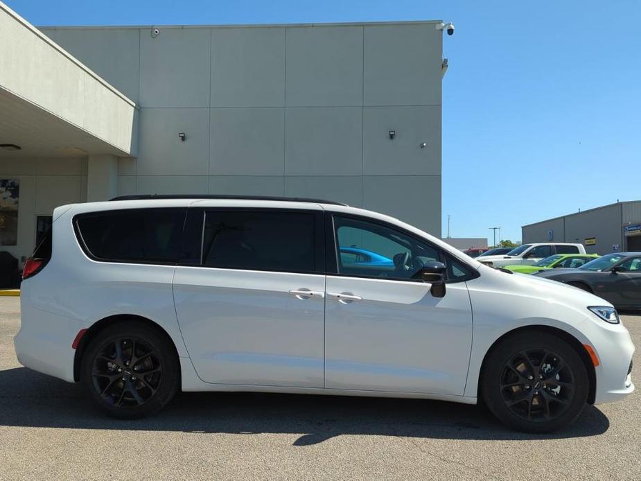 new 2024 Chrysler Pacifica car, priced at $48,901