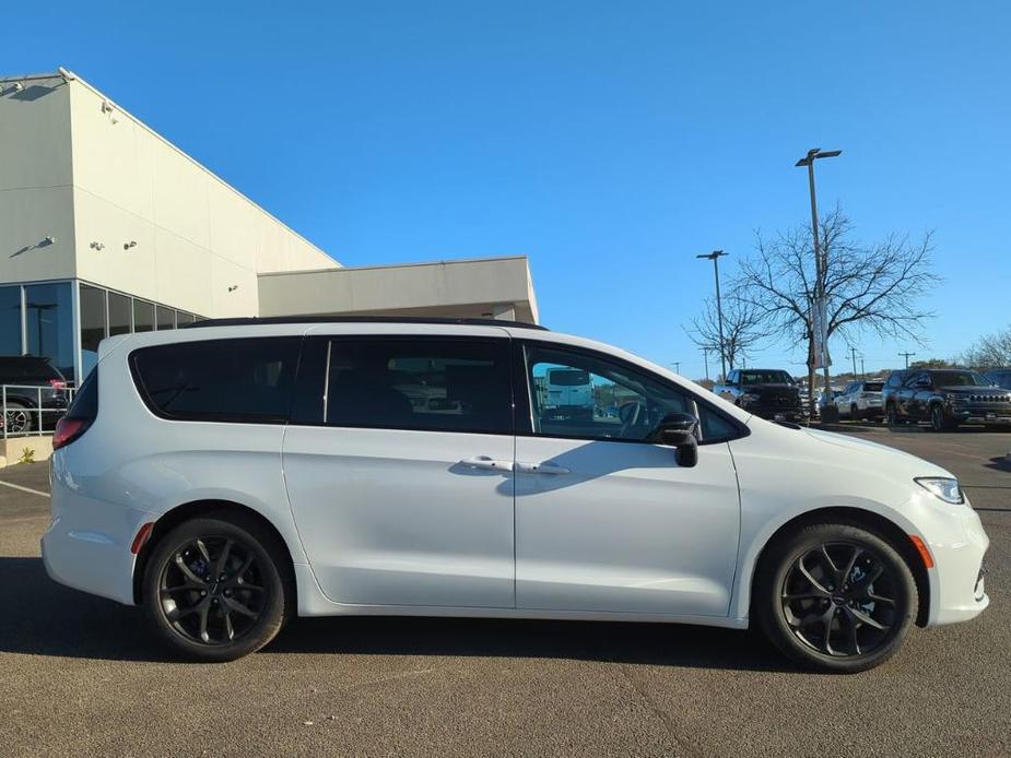 new 2024 Chrysler Pacifica car, priced at $44,946