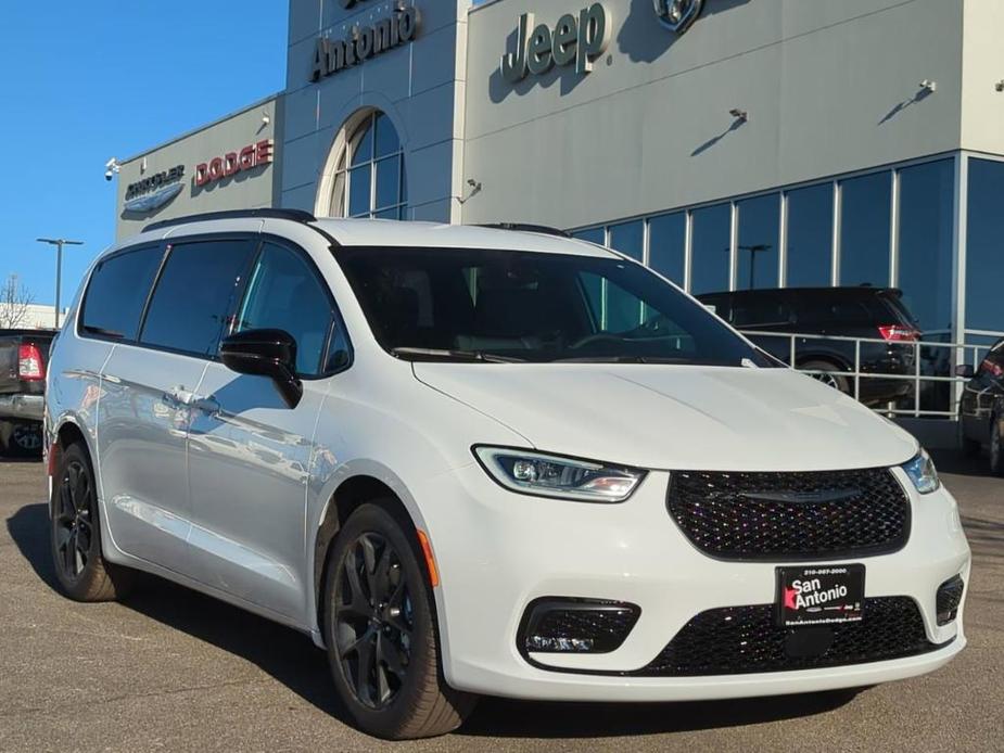 new 2024 Chrysler Pacifica car, priced at $44,946