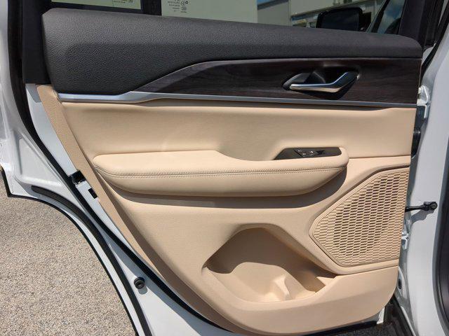 new 2025 Jeep Grand Cherokee car, priced at $40,176