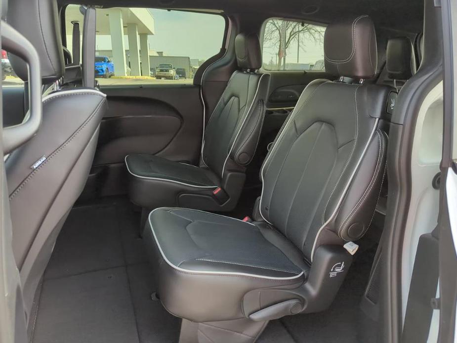 new 2024 Chrysler Pacifica car, priced at $52,304