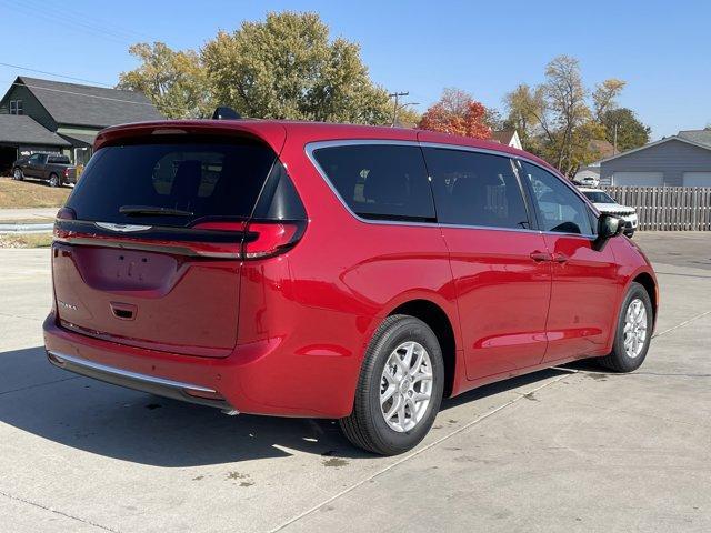 new 2025 Chrysler Pacifica car, priced at $40,186