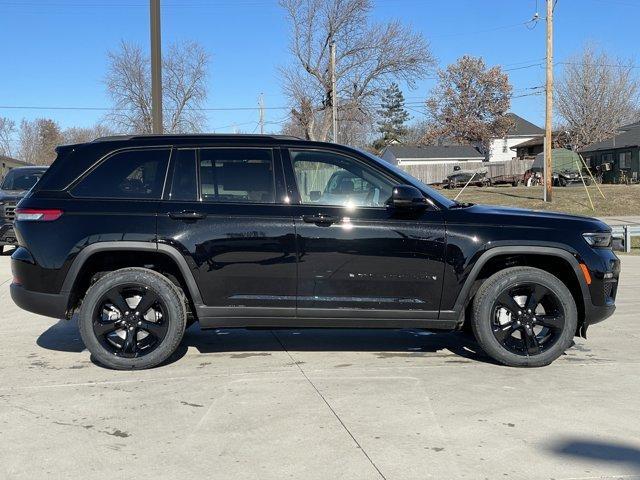 new 2025 Jeep Grand Cherokee car, priced at $45,601