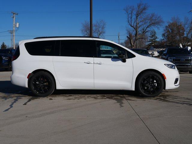 new 2024 Chrysler Pacifica car, priced at $47,331