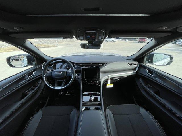 new 2025 Jeep Grand Cherokee car, priced at $42,215