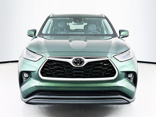 used 2024 Toyota Highlander car, priced at $40,697