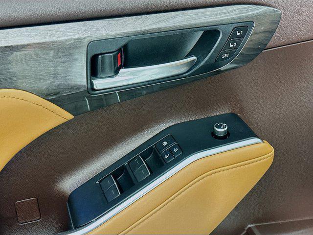 used 2020 Toyota Highlander car, priced at $28,899
