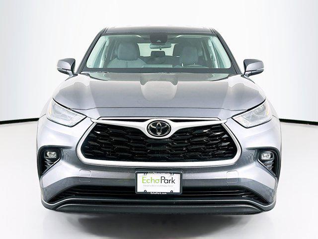 used 2024 Toyota Highlander car, priced at $31,699