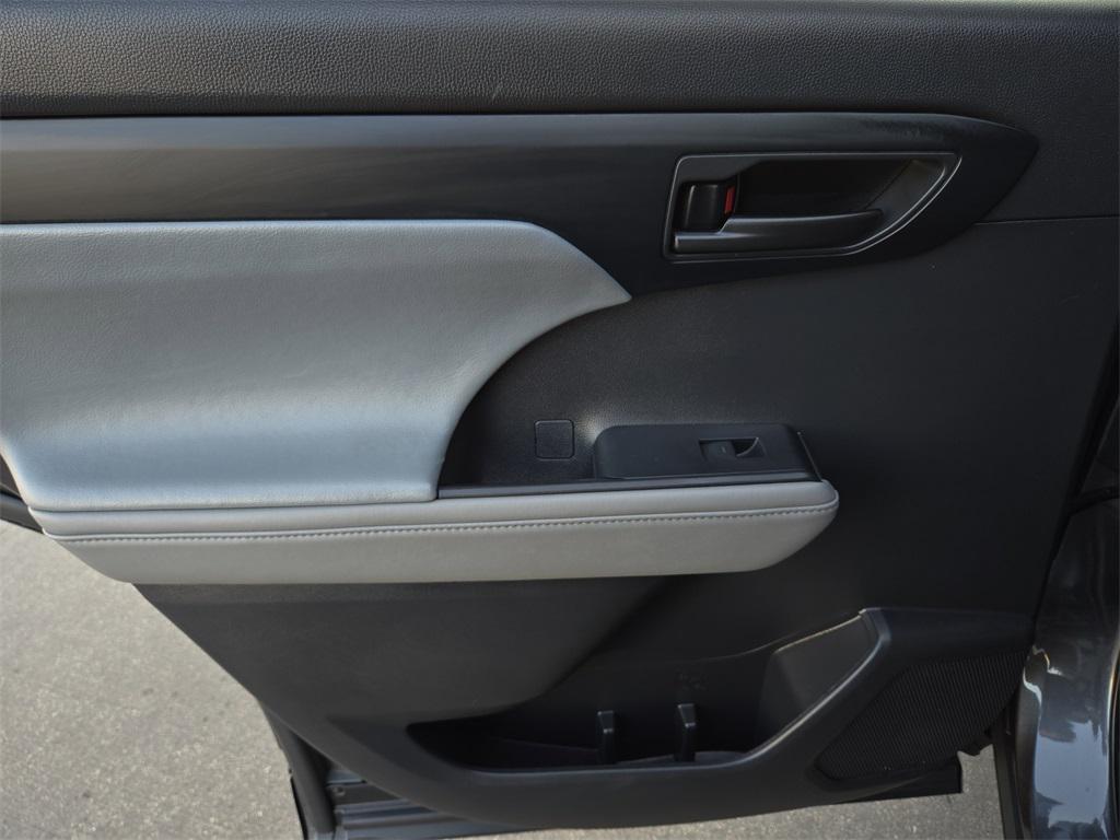 used 2022 Toyota Highlander car, priced at $24,333