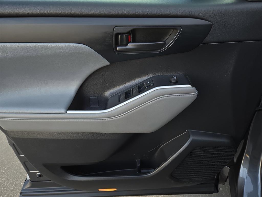 used 2022 Toyota Highlander car, priced at $24,333