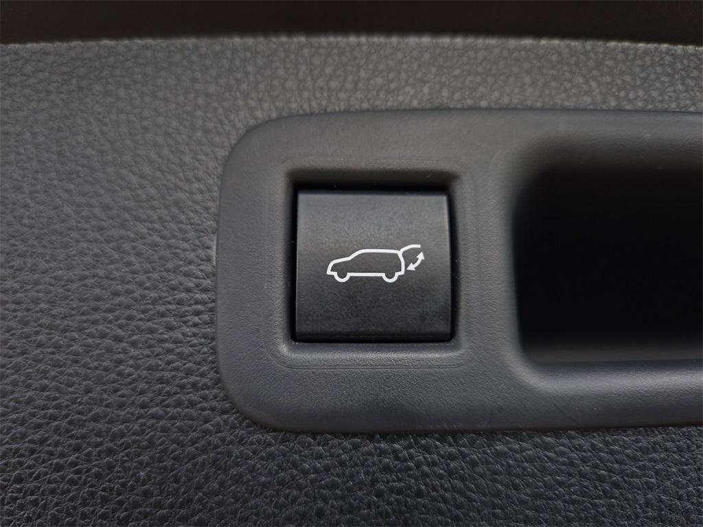 used 2022 Toyota Highlander Hybrid car, priced at $40,960