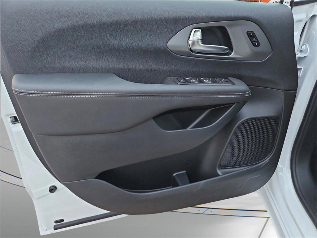 new 2025 Chrysler Pacifica car
