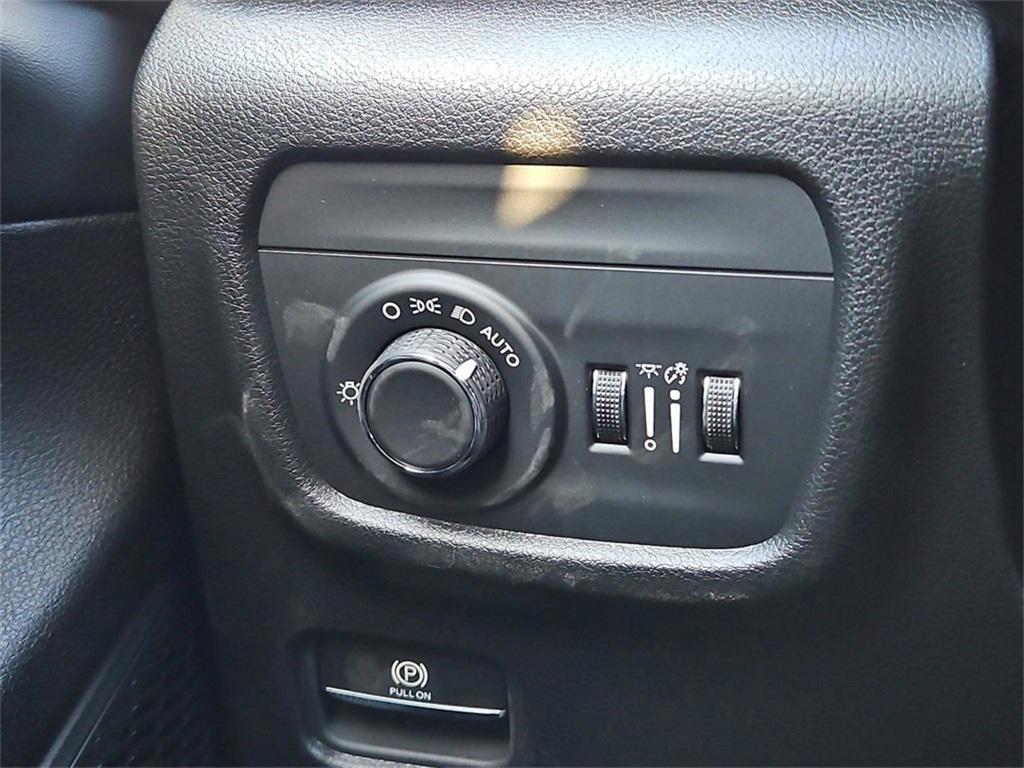 new 2025 Jeep Grand Cherokee car, priced at $37,080