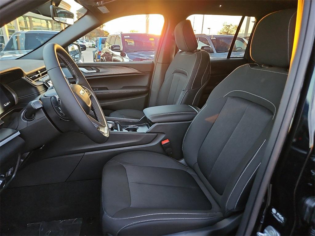 new 2025 Jeep Grand Cherokee car, priced at $40,720