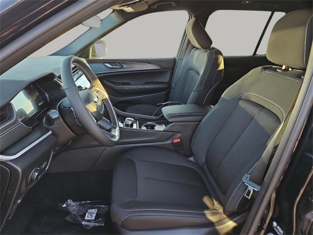 new 2025 Jeep Grand Cherokee car, priced at $37,981