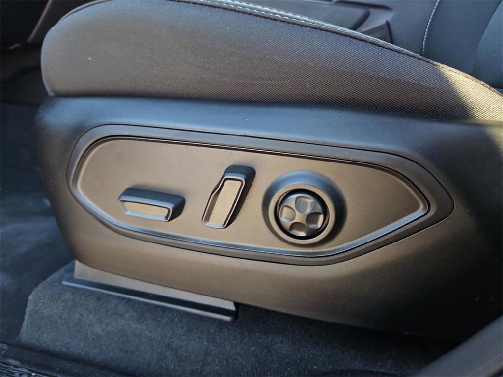 new 2025 Jeep Grand Cherokee car, priced at $37,981