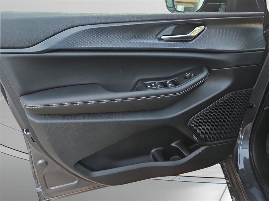 new 2025 Jeep Grand Cherokee L car, priced at $43,872