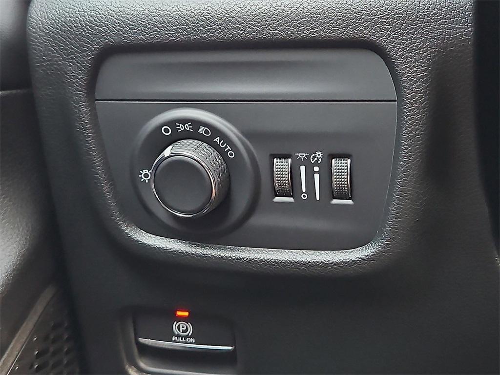 new 2025 Jeep Grand Cherokee car, priced at $38,075