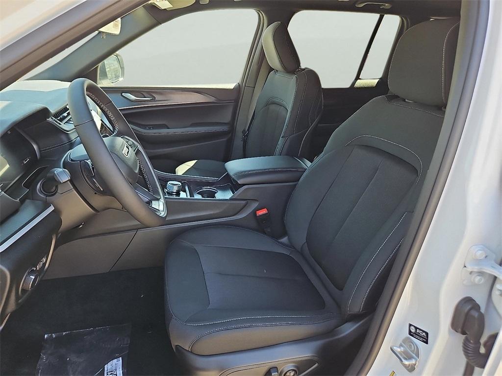 new 2025 Jeep Grand Cherokee car, priced at $38,075