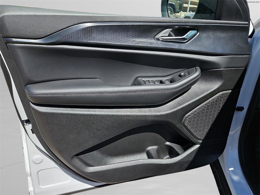 new 2025 Jeep Grand Cherokee car, priced at $38,075