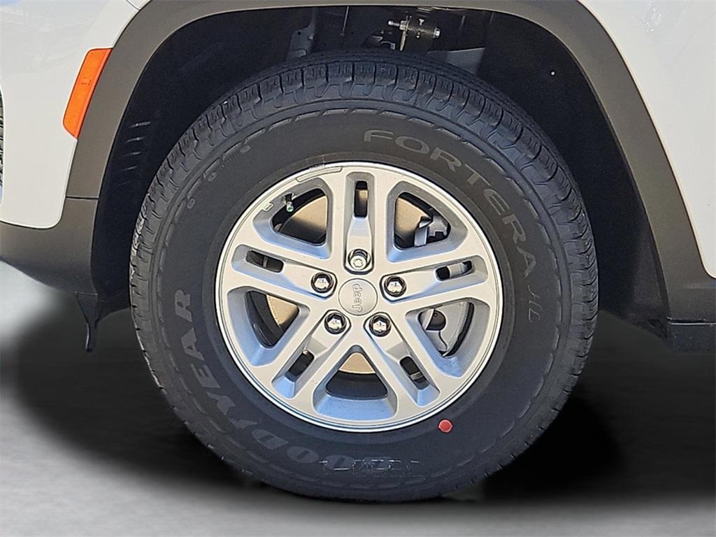 new 2025 Jeep Grand Cherokee car, priced at $38,075