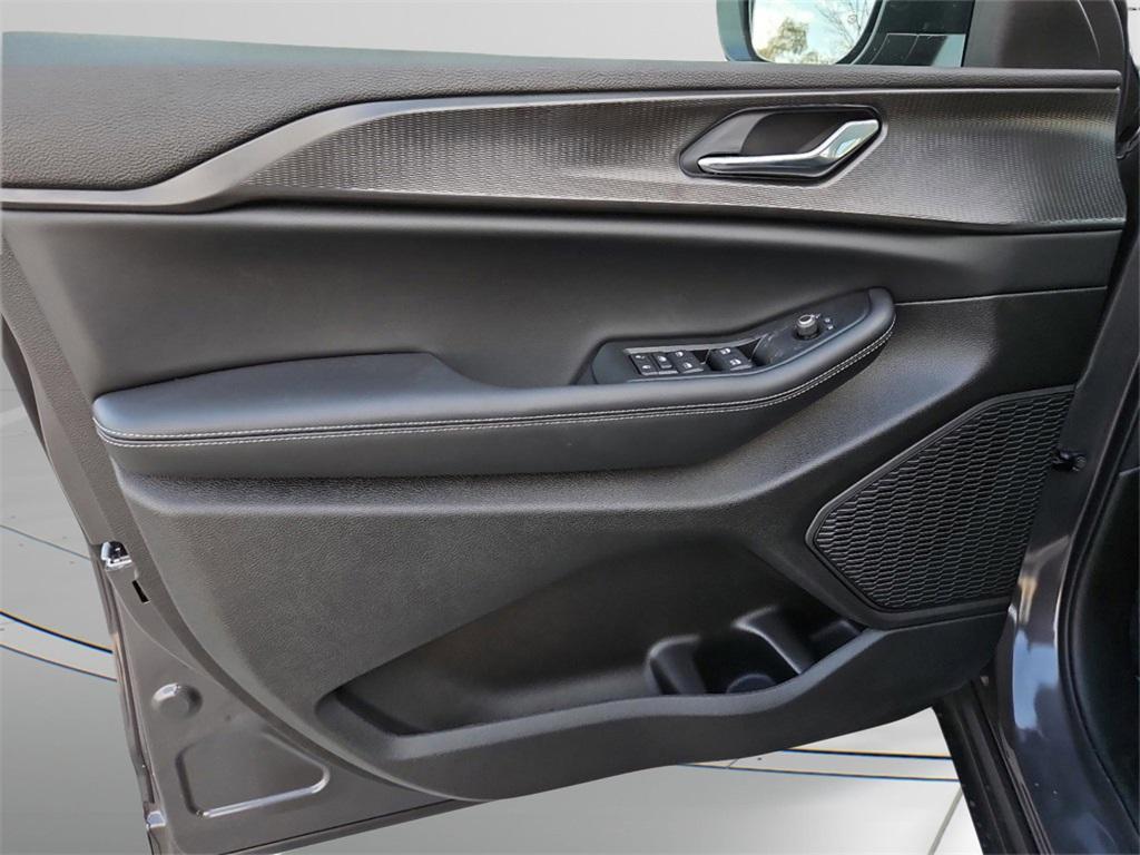 new 2025 Jeep Grand Cherokee car, priced at $37,148