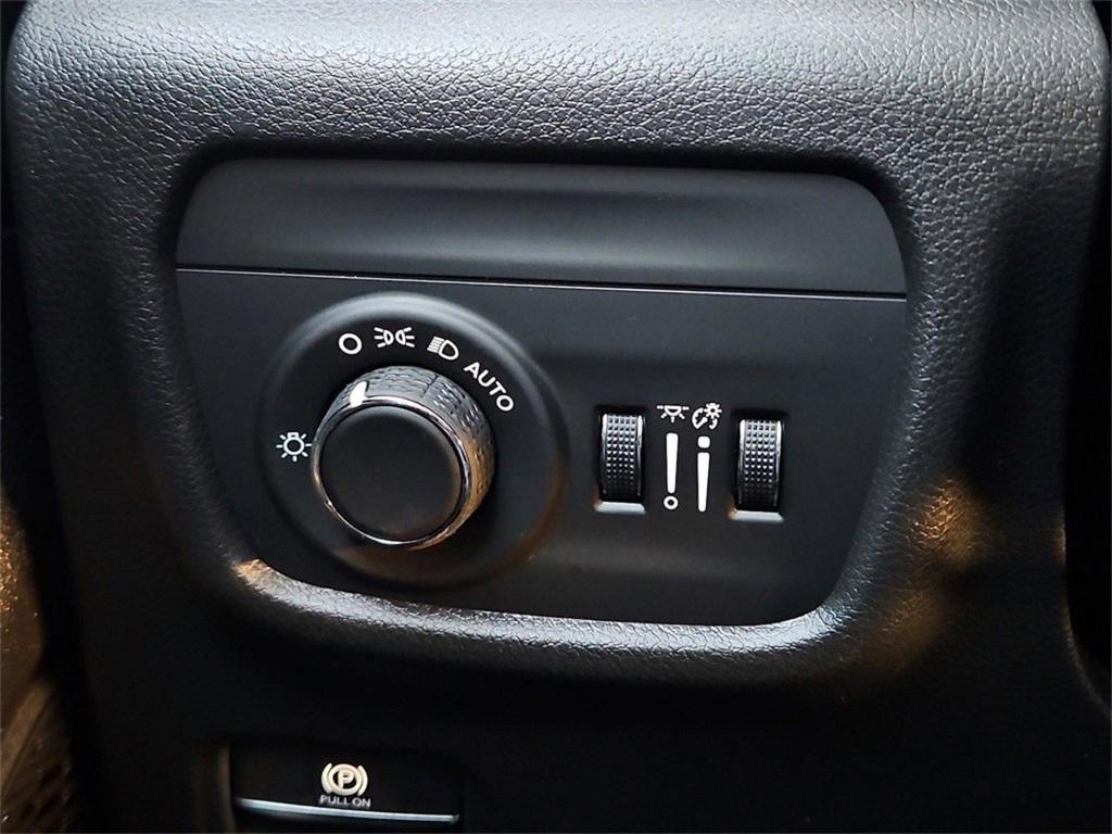 new 2025 Jeep Grand Cherokee car, priced at $38,985