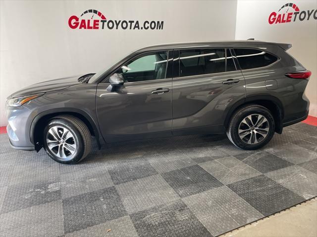 used 2022 Toyota Highlander car, priced at $33,066