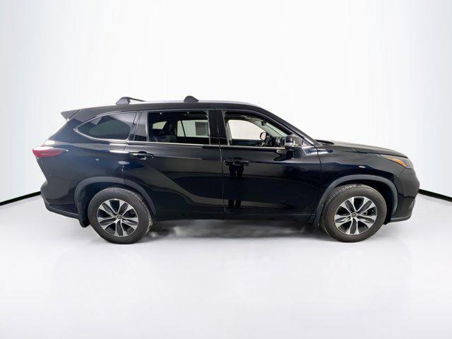 used 2022 Toyota Highlander car, priced at $34,537