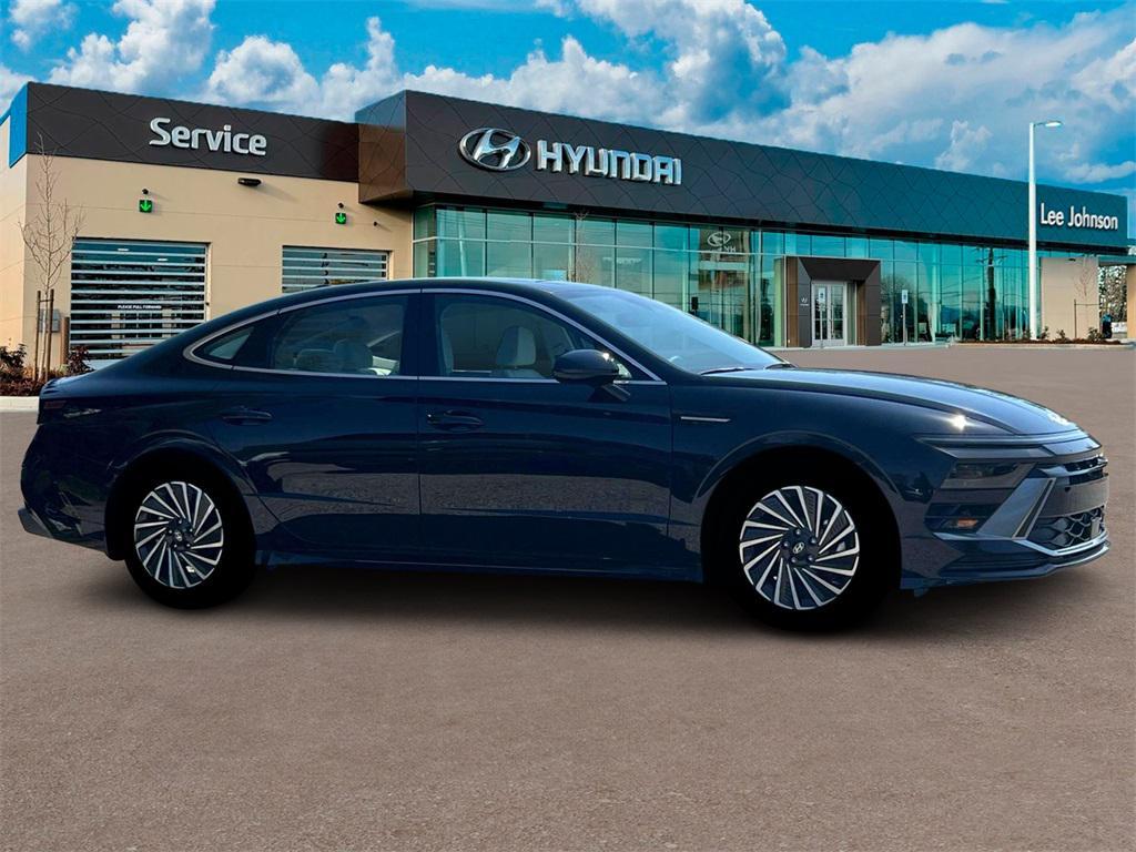 new 2025 Hyundai Sonata Hybrid car, priced at $30,677