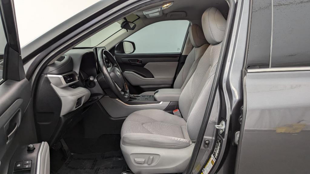 used 2022 Toyota Highlander car, priced at $25,499