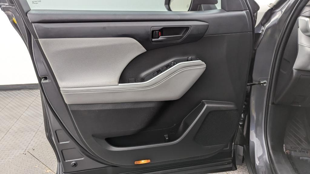 used 2022 Toyota Highlander car, priced at $25,499