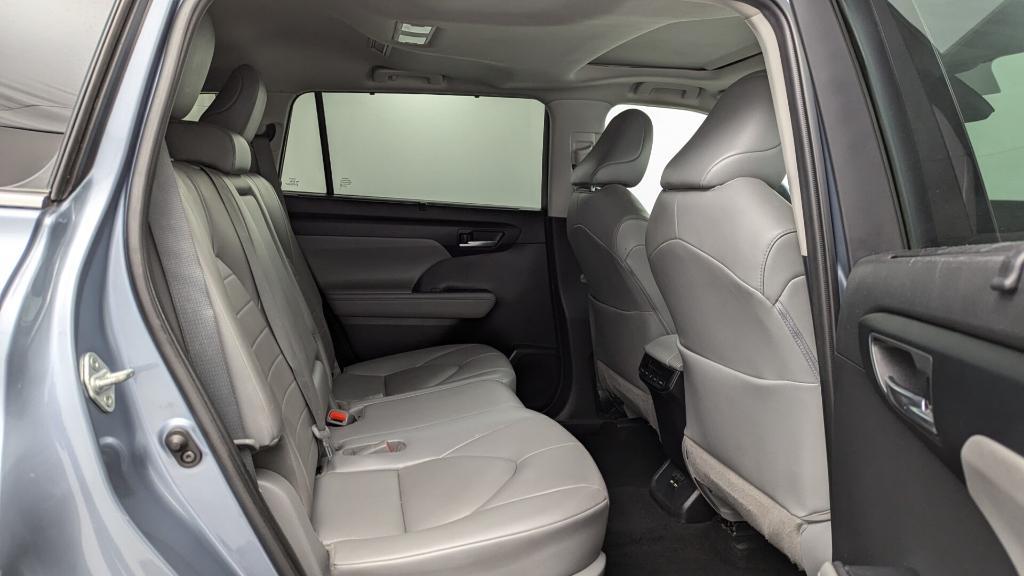 used 2021 Toyota Highlander car, priced at $25,399
