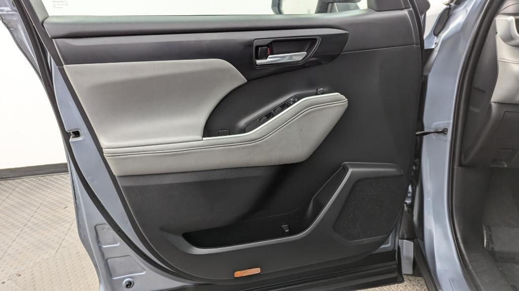 used 2021 Toyota Highlander car, priced at $25,399