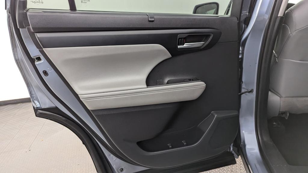 used 2021 Toyota Highlander car, priced at $25,399