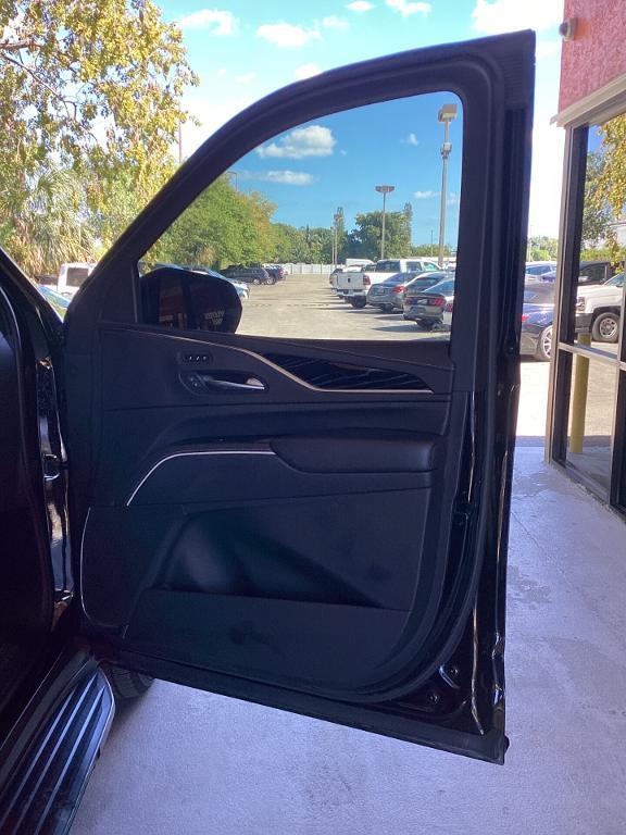 used 2023 Cadillac Escalade ESV car, priced at $59,999