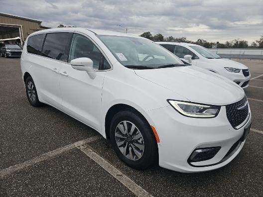 used 2022 Chrysler Pacifica Hybrid car, priced at $18,999