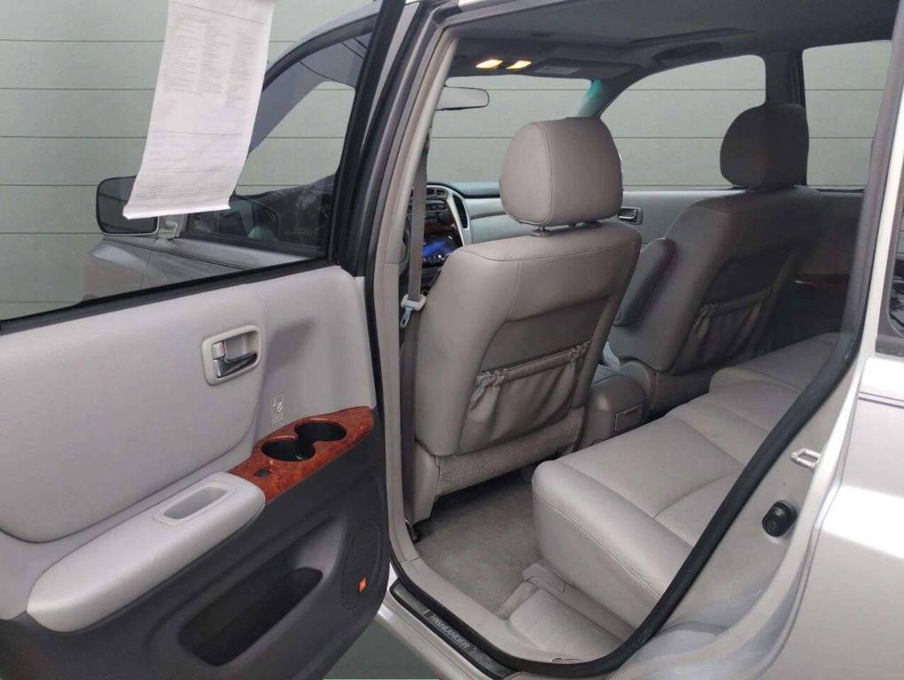 used 2007 Toyota Highlander car, priced at $7,999