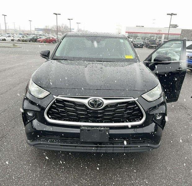 used 2022 Toyota Highlander car, priced at $32,000