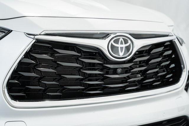 used 2022 Toyota Highlander car, priced at $42,500