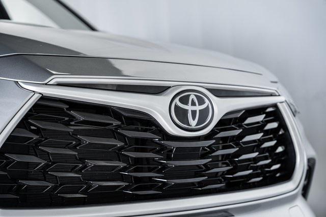 used 2022 Toyota Highlander car, priced at $32,000