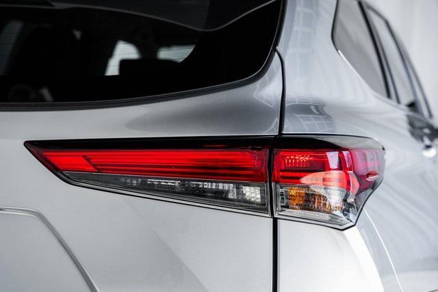 used 2022 Toyota Highlander car, priced at $32,000