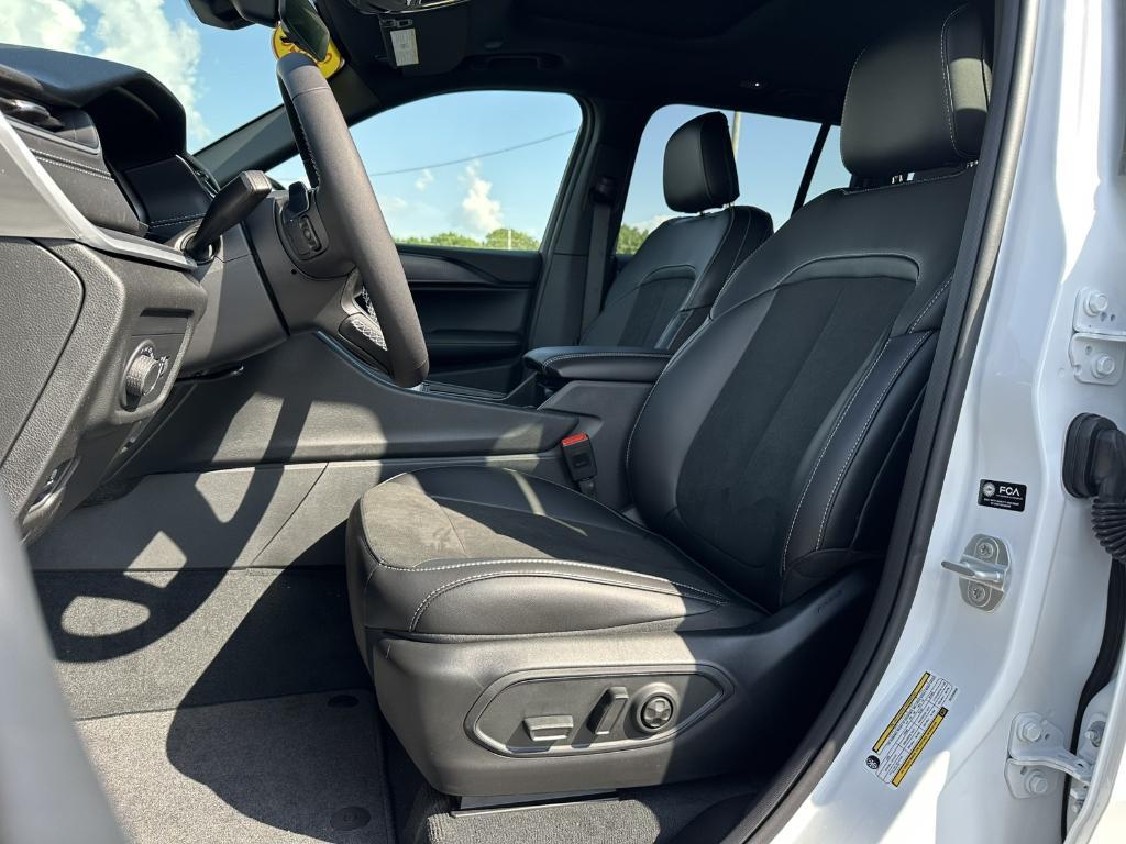 new 2025 Jeep Grand Cherokee car, priced at $40,260
