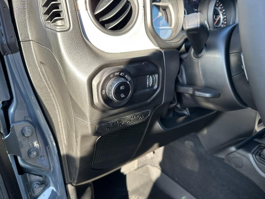 new 2025 Jeep Gladiator car, priced at $43,304