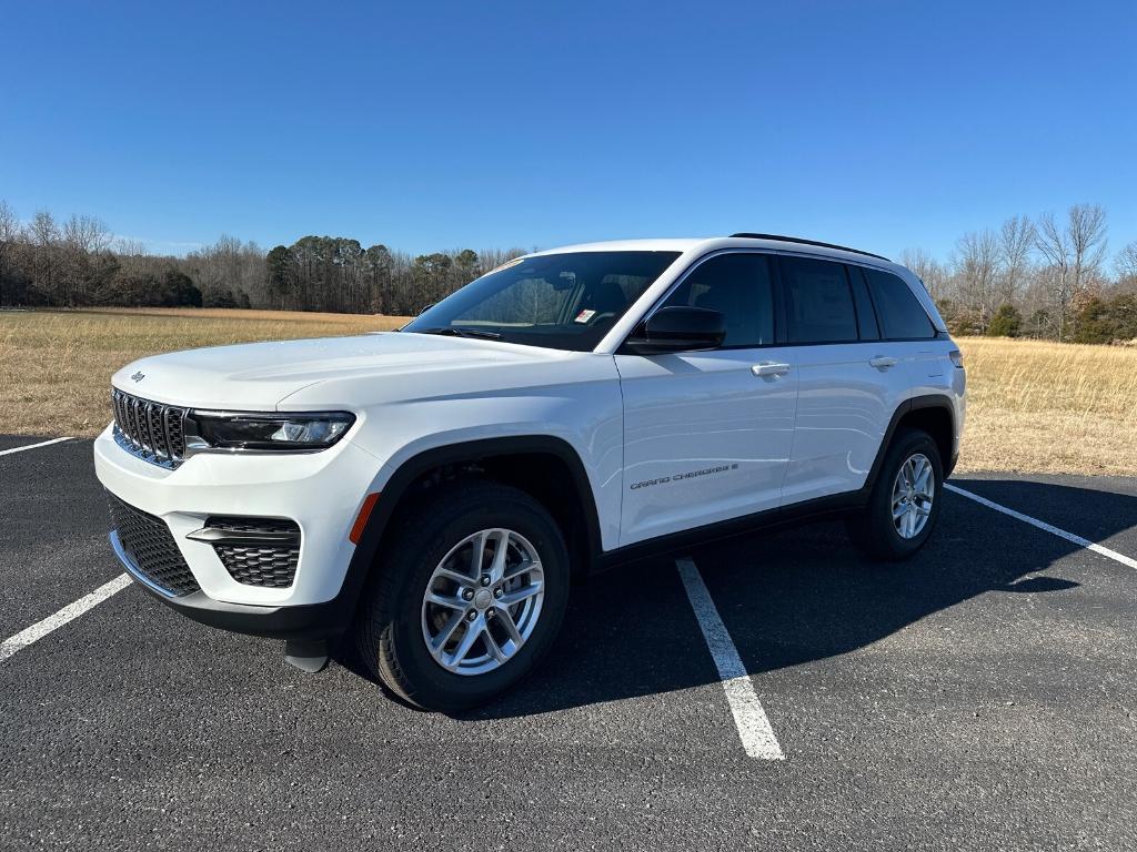 new 2025 Jeep Grand Cherokee car, priced at $40,075