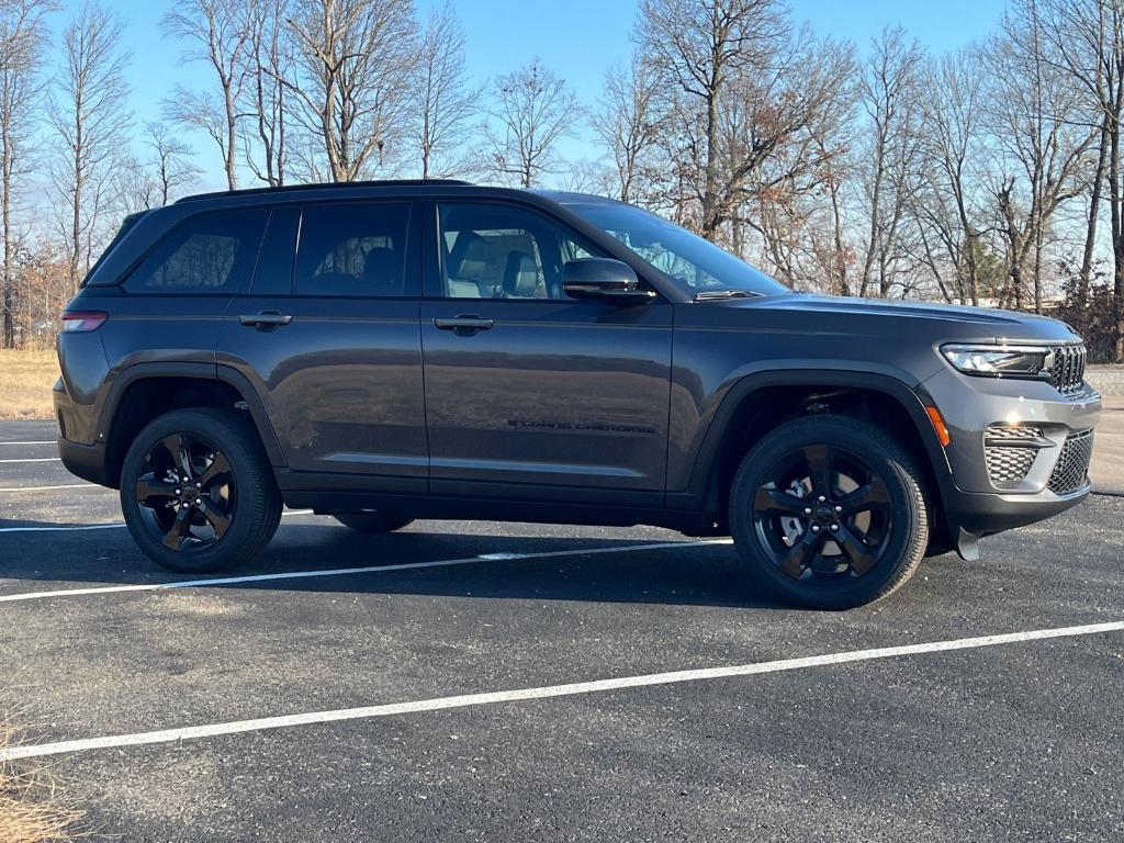 new 2025 Jeep Grand Cherokee car, priced at $44,175